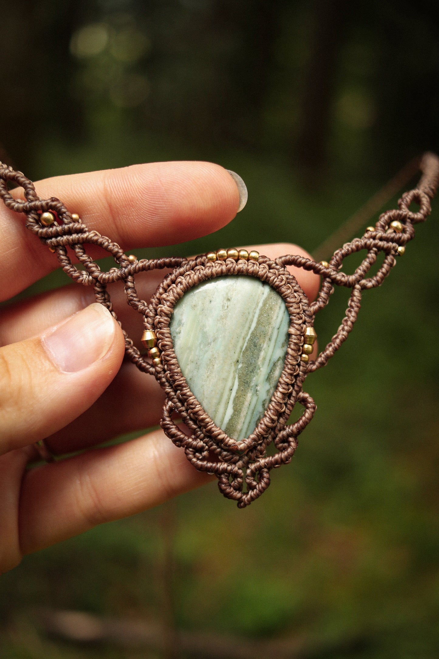 Saturn Chalcedon Halskette