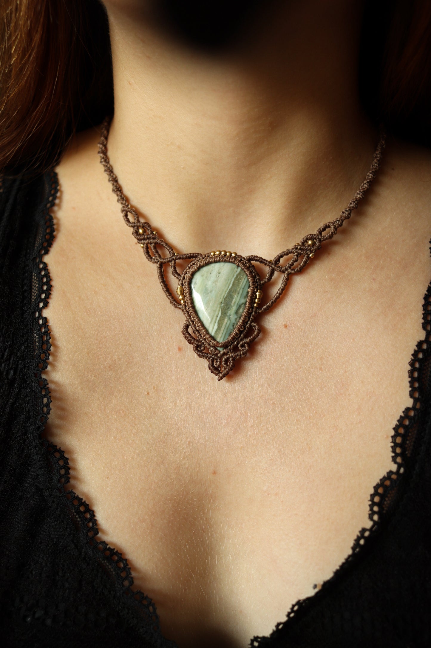 Saturn Chalcedon Halskette