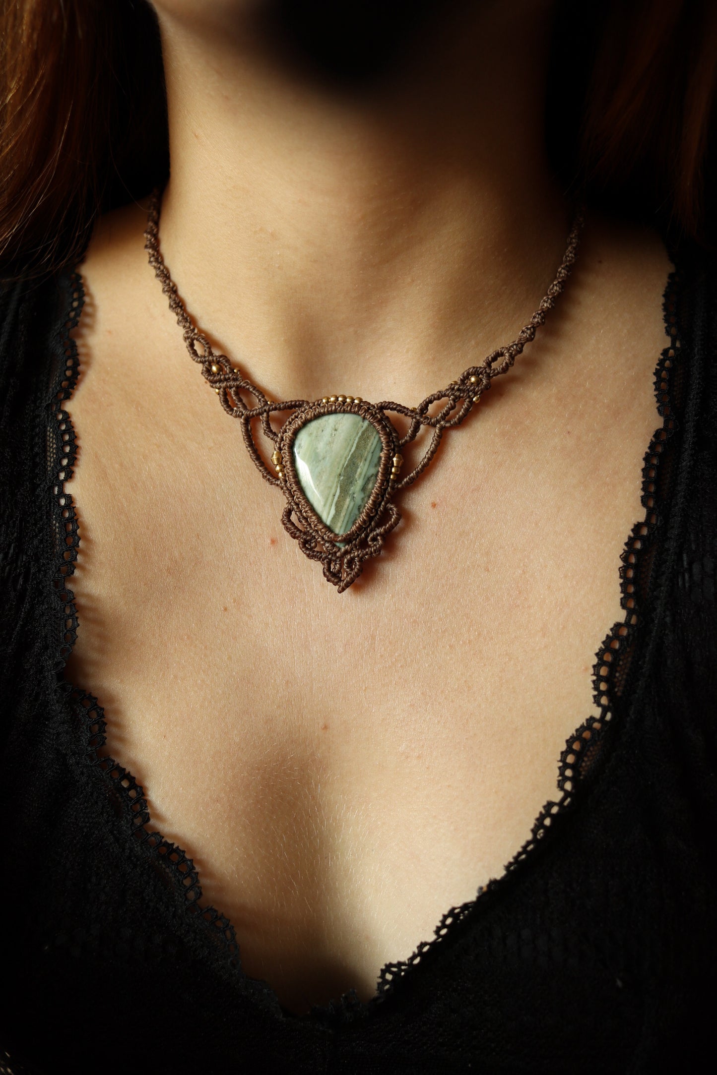 Saturn Chalcedon Halskette