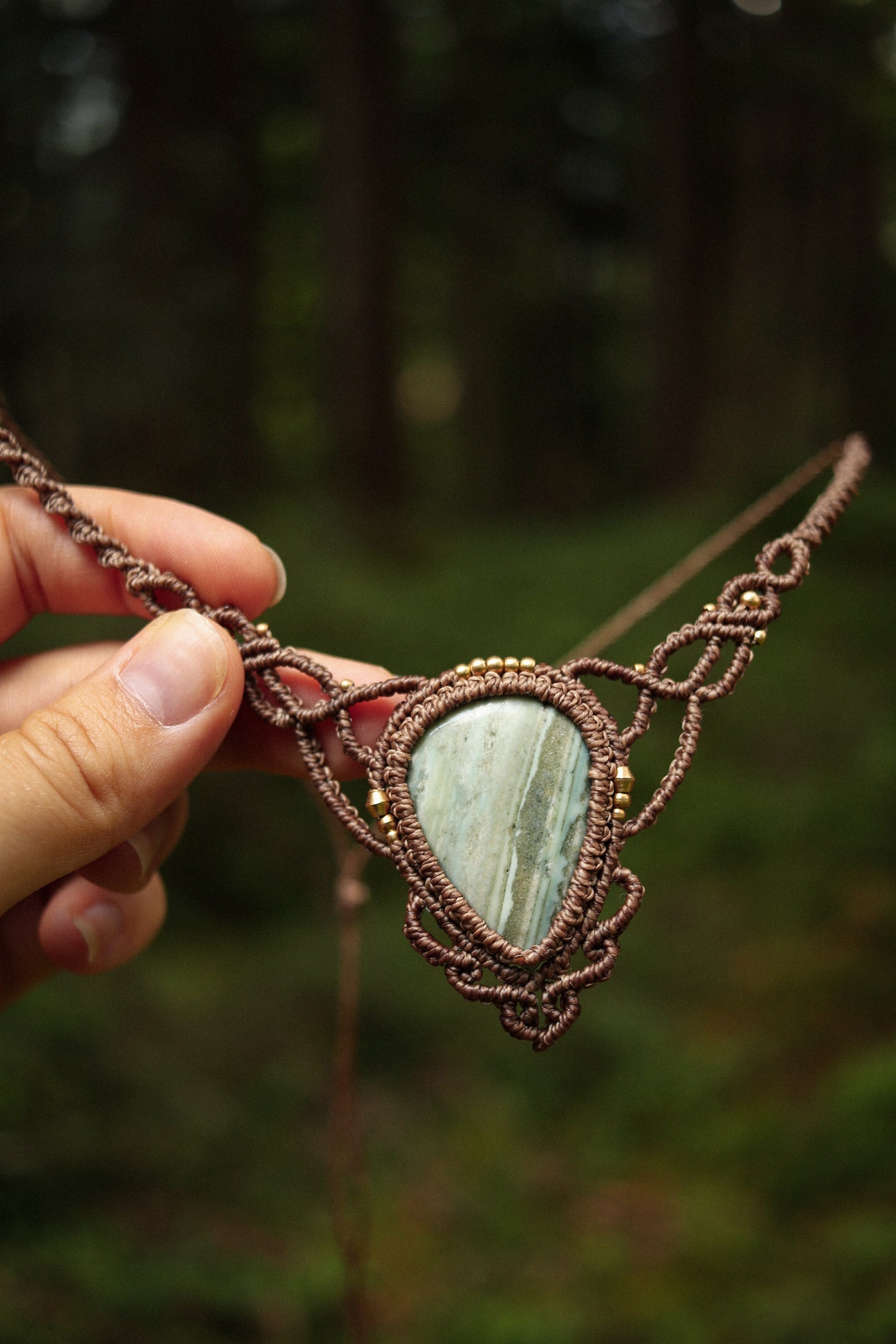 Saturn Chalcedon Halskette