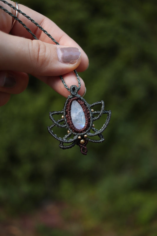 Regenbogen Mondstein Lotus Kette