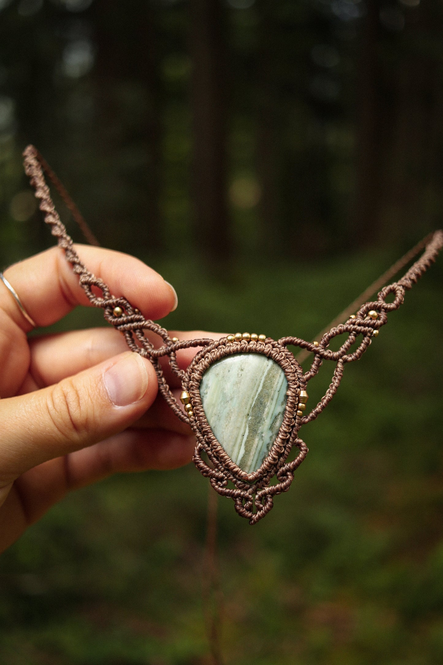 Saturn Chalcedon Halskette